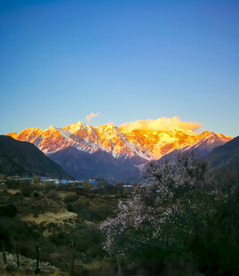 日照金山美景