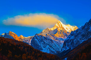 壮丽雪山日出美景