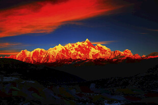 壮丽雪山晚霞景观
