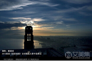 黄昏下的高耸钟楼