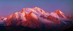壮丽雪山日出美景