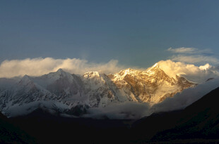 雪山壮丽日出景象