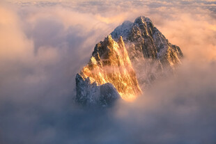 云雾中闪耀光芒的巍峨山峰