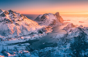 壮丽雪山日出美景