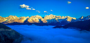 壮丽雪山云海景观
