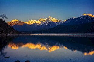壮丽雪山倒映静谧湖面