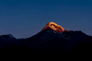 夕阳下的壮丽雪山