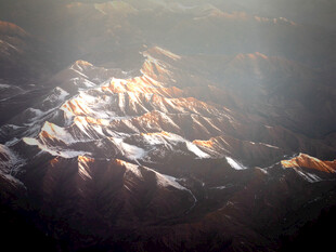 壮丽雪山空中俯瞰美景