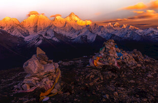 夕阳下的壮丽雪山景观