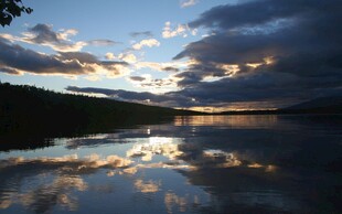 湖畔日落美景
