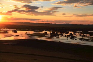 夕阳下的水域风光