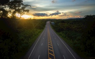 夕阳下的公路美景
