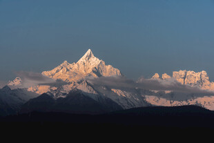 壮丽雪山日出美景