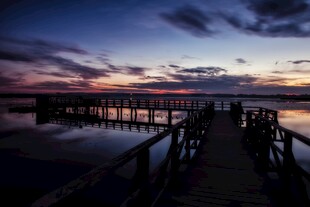黄昏湖畔栈桥的静谧美景