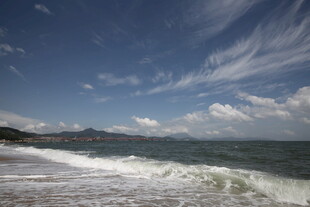 海边美景海浪与蓝天交织