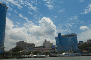 城市天际线与蓝天白云景观