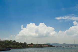 海滨蓝天白云南岸风光