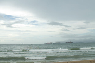 海边风景海浪与天际线