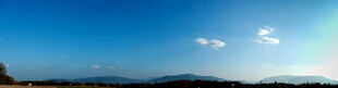 蓝天远山风景图