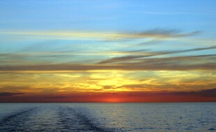 夕阳下的旷野之路