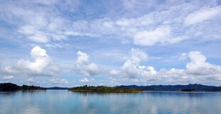 宁静海岛湖景蓝天白云