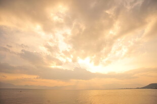 海上日落时分的壮丽云霞