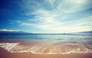海边美景蔚蓝天空与海浪