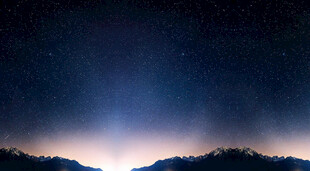夜幕下的山峦与璀璨星空