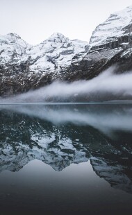 雪山下平静湖面倒影美景