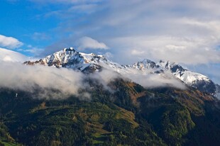 雪山云雾缭绕的壮美景观