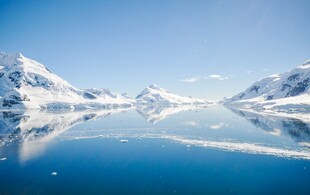 纯净冰川湖与雪山美景