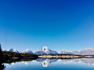壮丽雪山倒映于平静湖面