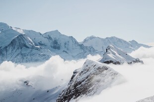雪山云海壮丽景观