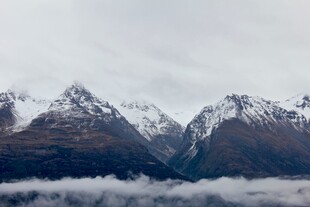 雪山云海壮丽自然景观