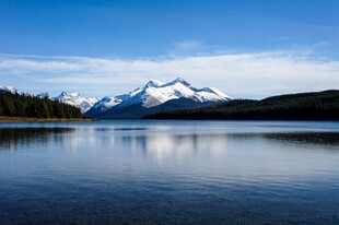 宁静湖畔雪山壮丽美景
