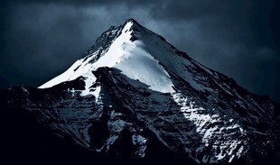巍峨雪山尽显自然壮美