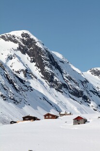 雪山下的宁静小屋