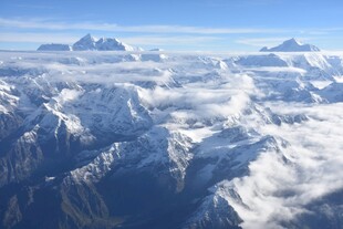 俯瞰壮丽雪山云海景观