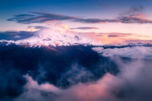云海之上的壮丽雪山景观
