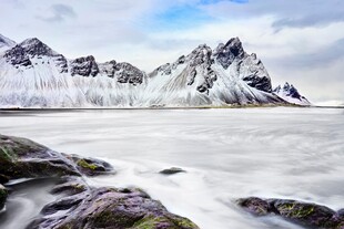冬日雪山下的宁静水域