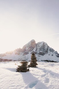 冬日雪山下的孤松美景