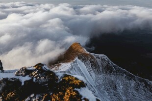 雪山之巅云雾缭绕美景