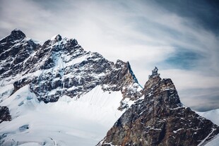 巍峨雪山壮丽景观