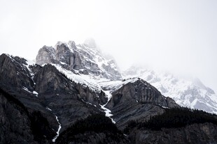 巍峨雪山壮丽景致