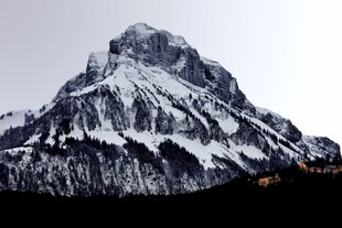 巍峨雪山壮丽景致