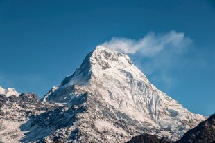 巍峨雪山壮丽自然景观