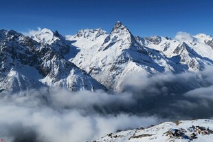 雪山云海壮丽景观