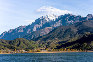 雪山下的湖光山色美景