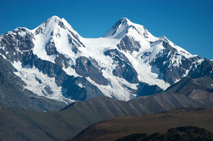 巍峨雪山壮丽景致