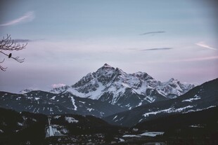雪山美景天际间壮丽风光